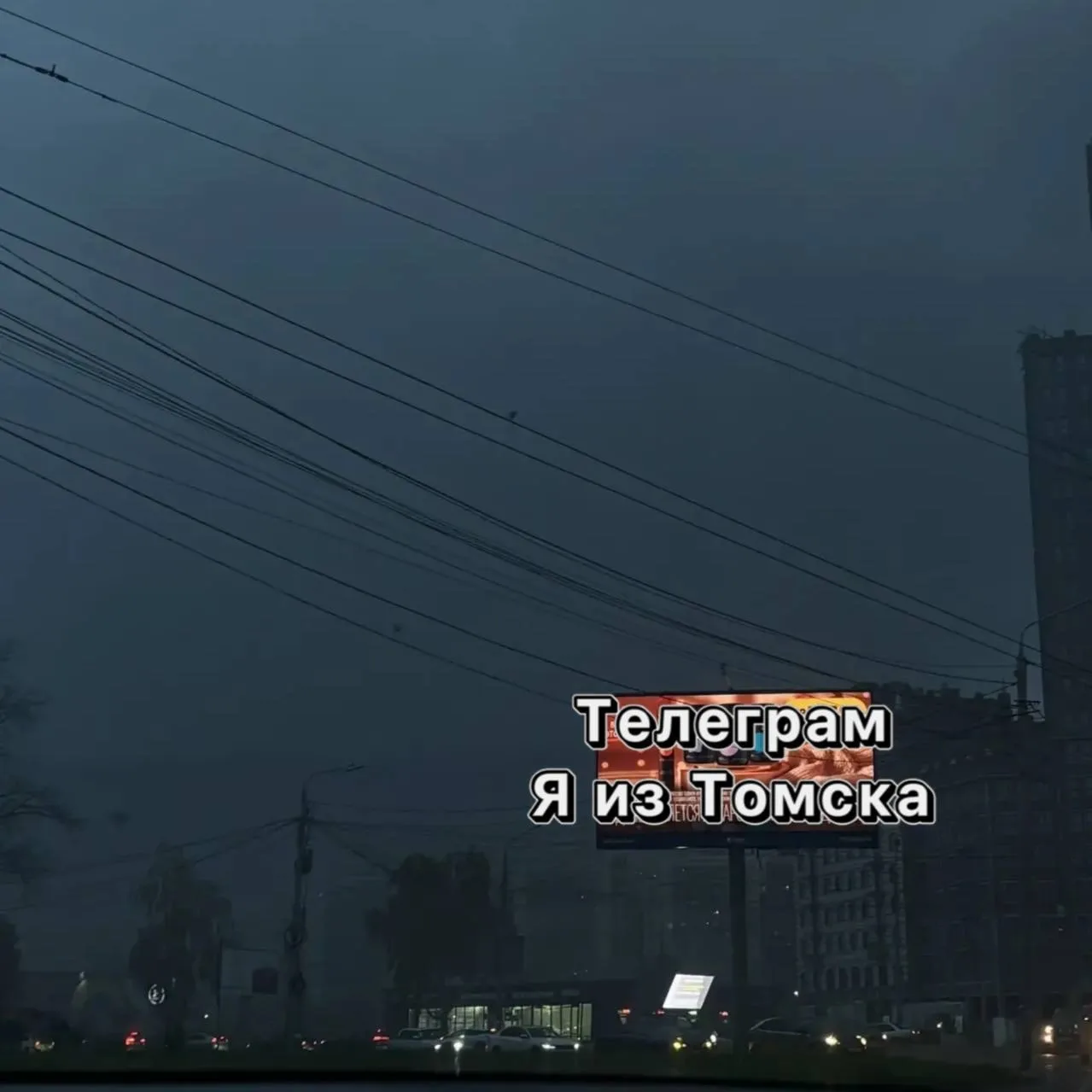 😱 Пожар пытаются тушить, но огонь всё равно быстро распространяется. Весь район уже на...