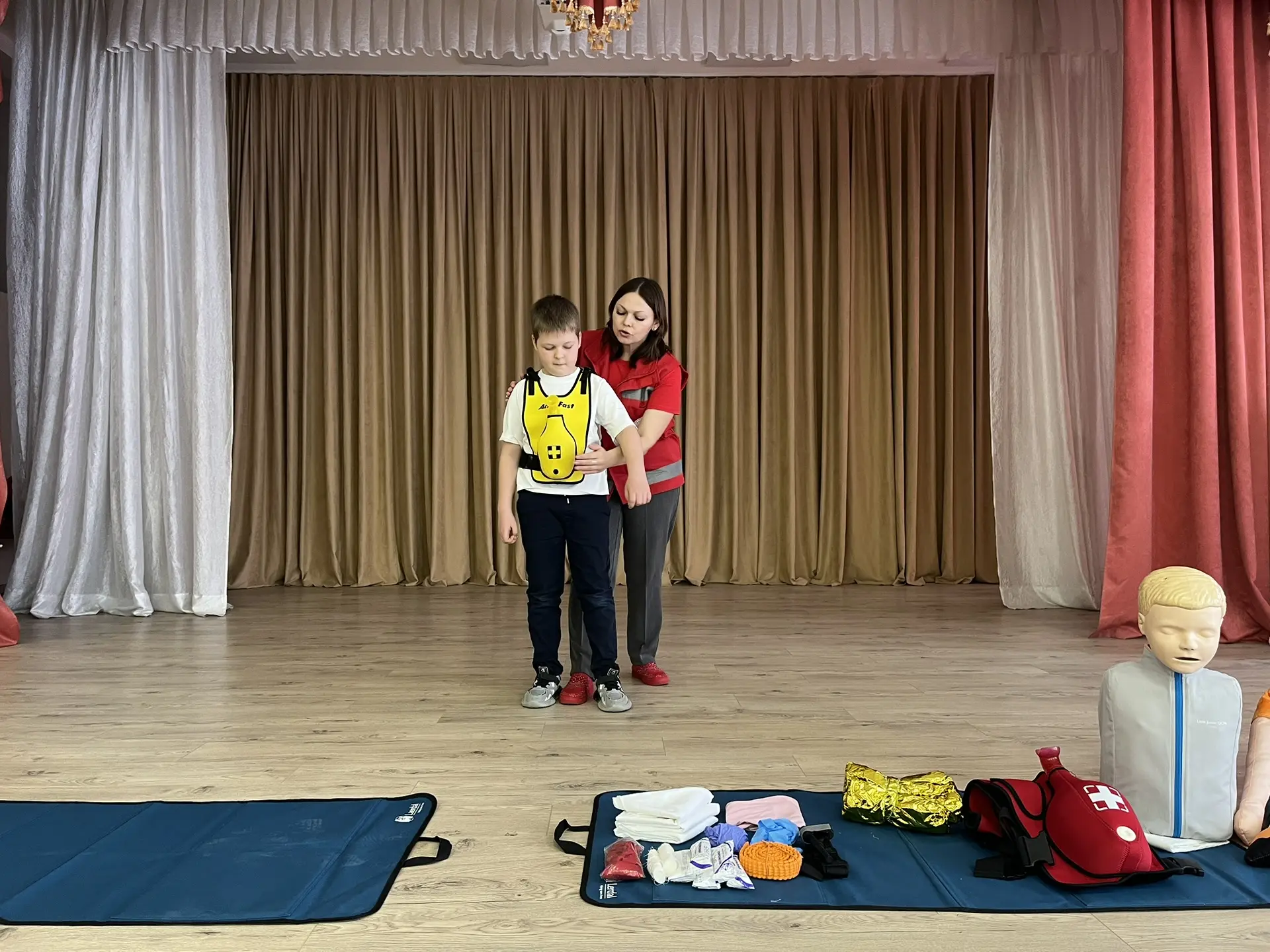 В школе прошли обучающие занятия от специалистов Красного Креста! ❤️  Ребята узнали: 🔹 как оказать п