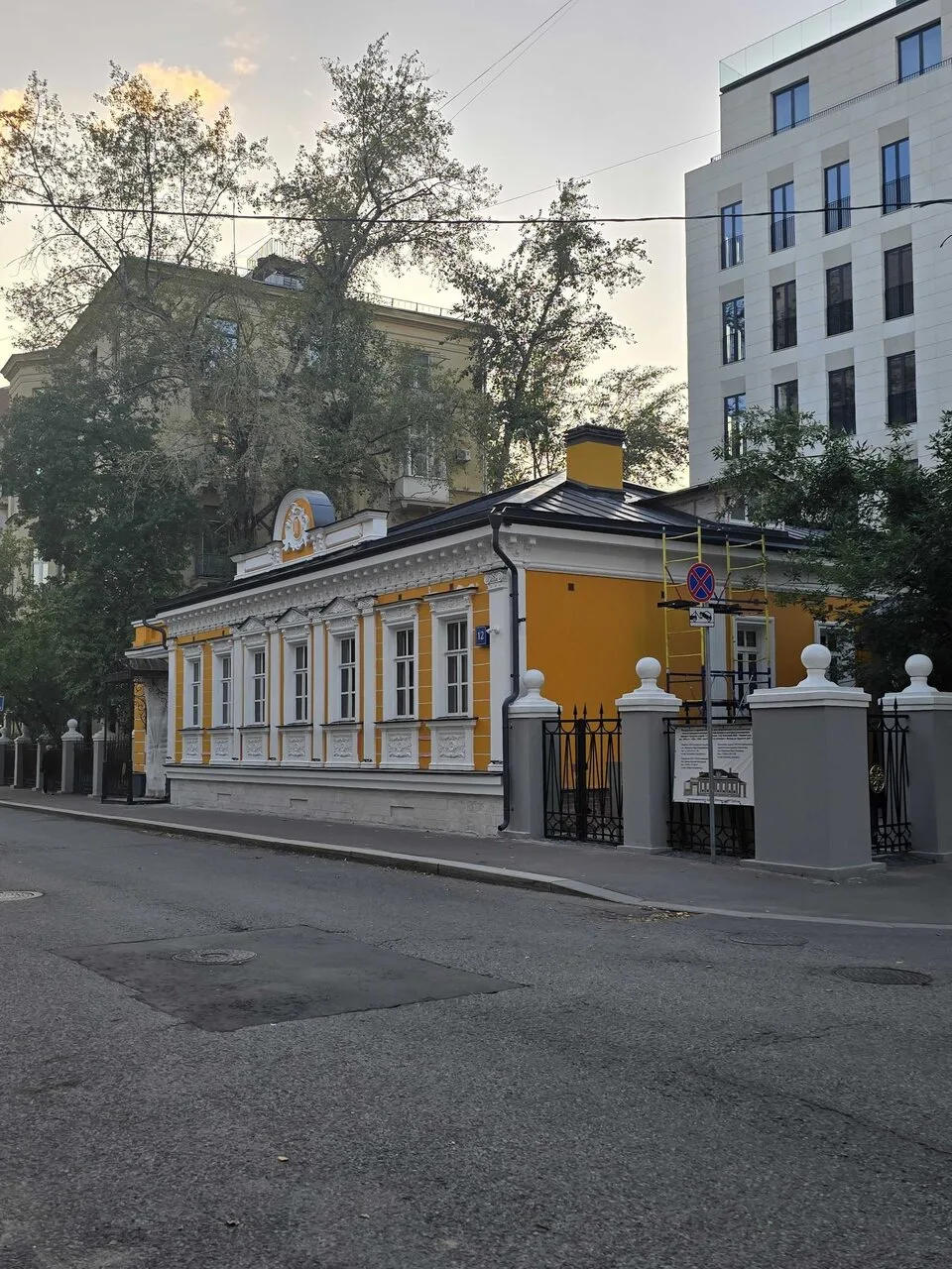 На улице Бурденко заканчивается реставрация старинного здания.