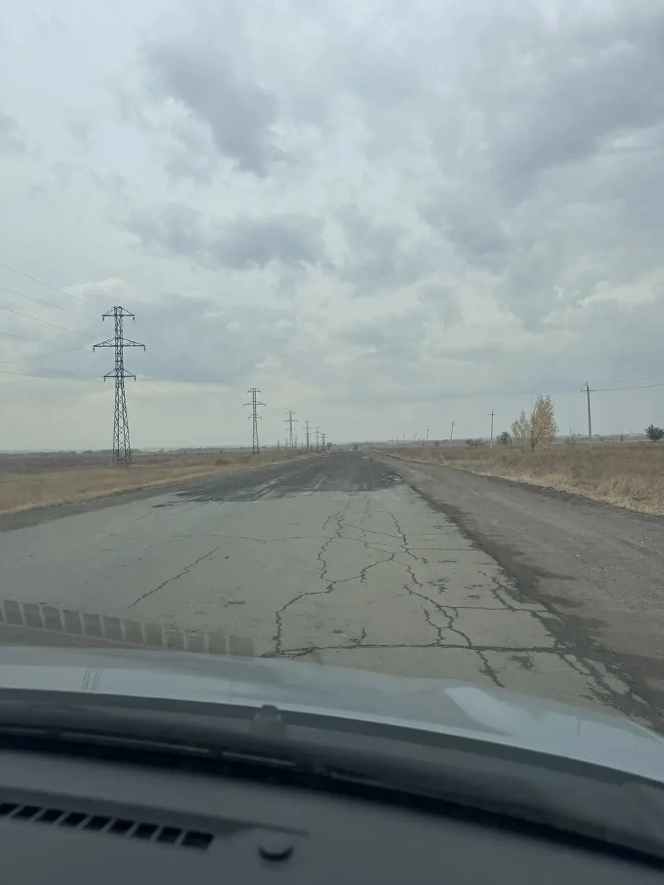 «Ноу-хау» в ремонте дорог представляет администрация г Новотроицка на аварийном участке...