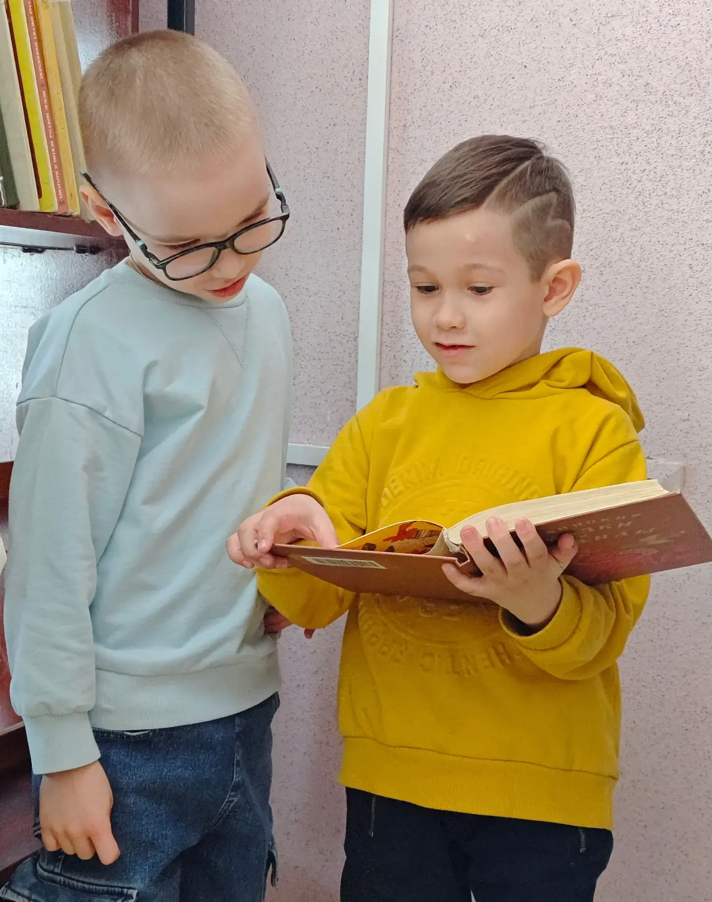 📚✨ В рамках Всероссийской недели детской книги.  💚Ученики 1 «Н» класса вместе с классным руководител