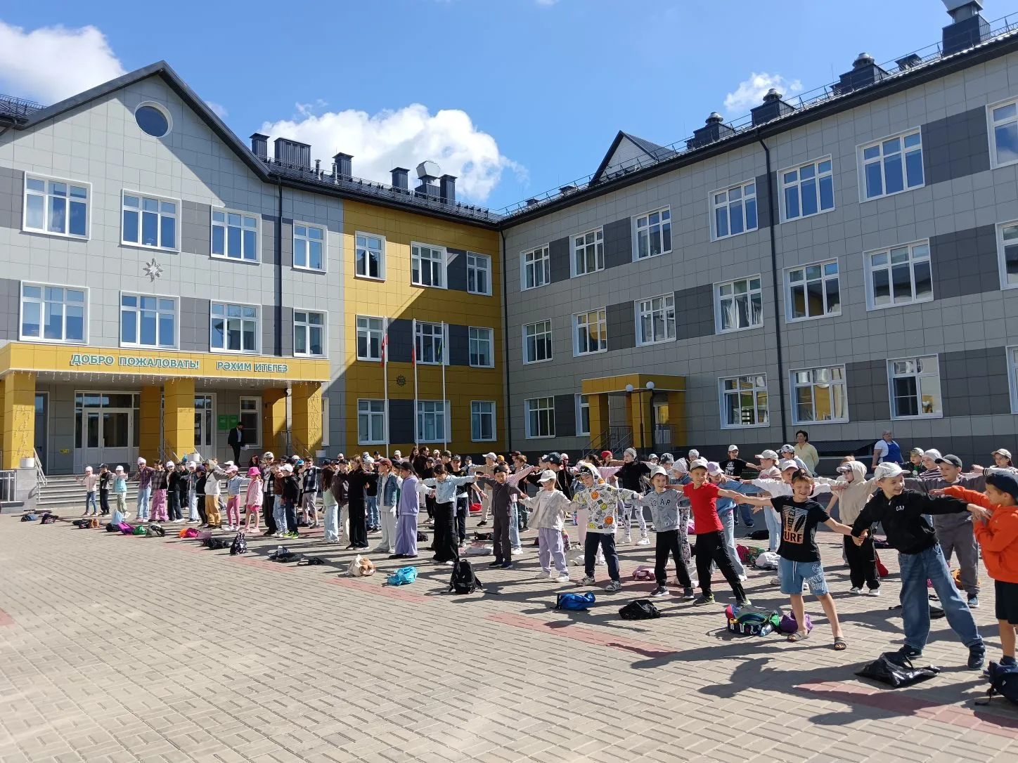Ура, каникулы! Первый день в пришкольном лагере! 🎉