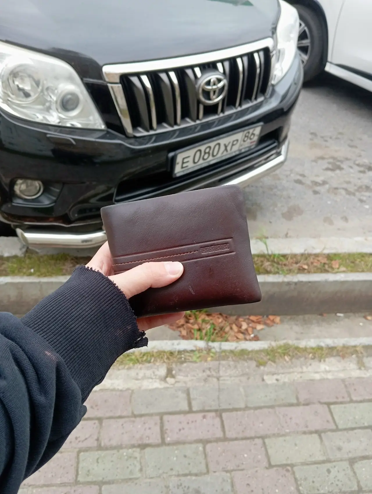 Доброго здравия, нашли кошелёк Георгия Греве возле 3 мкр, дом 5 , отдам по предъявлению...