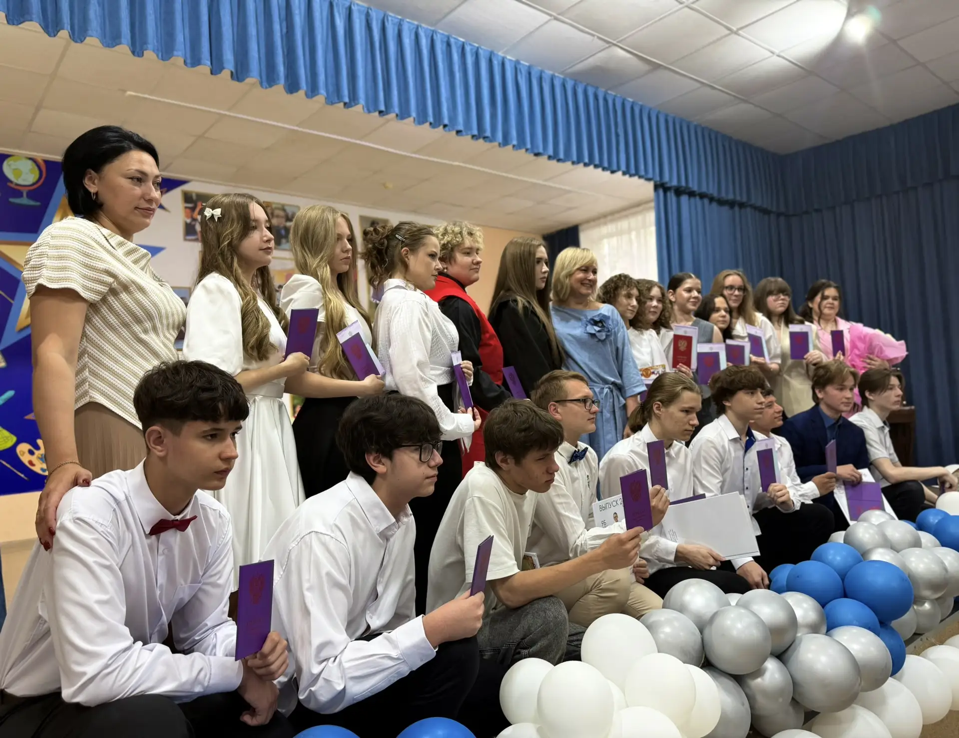 🎉Новый рубеж пройден: выпускники 9 "Б" класса получили аттестаты об основном общем образовании, кла