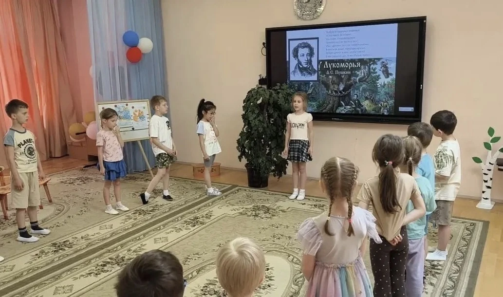 #ЯУЗнал 

… что 
в дошкольных корпусах #ШколанаЯузе» 
№ 1, 3, 4 прошли Пушкинские дни🪶 

Тема празд