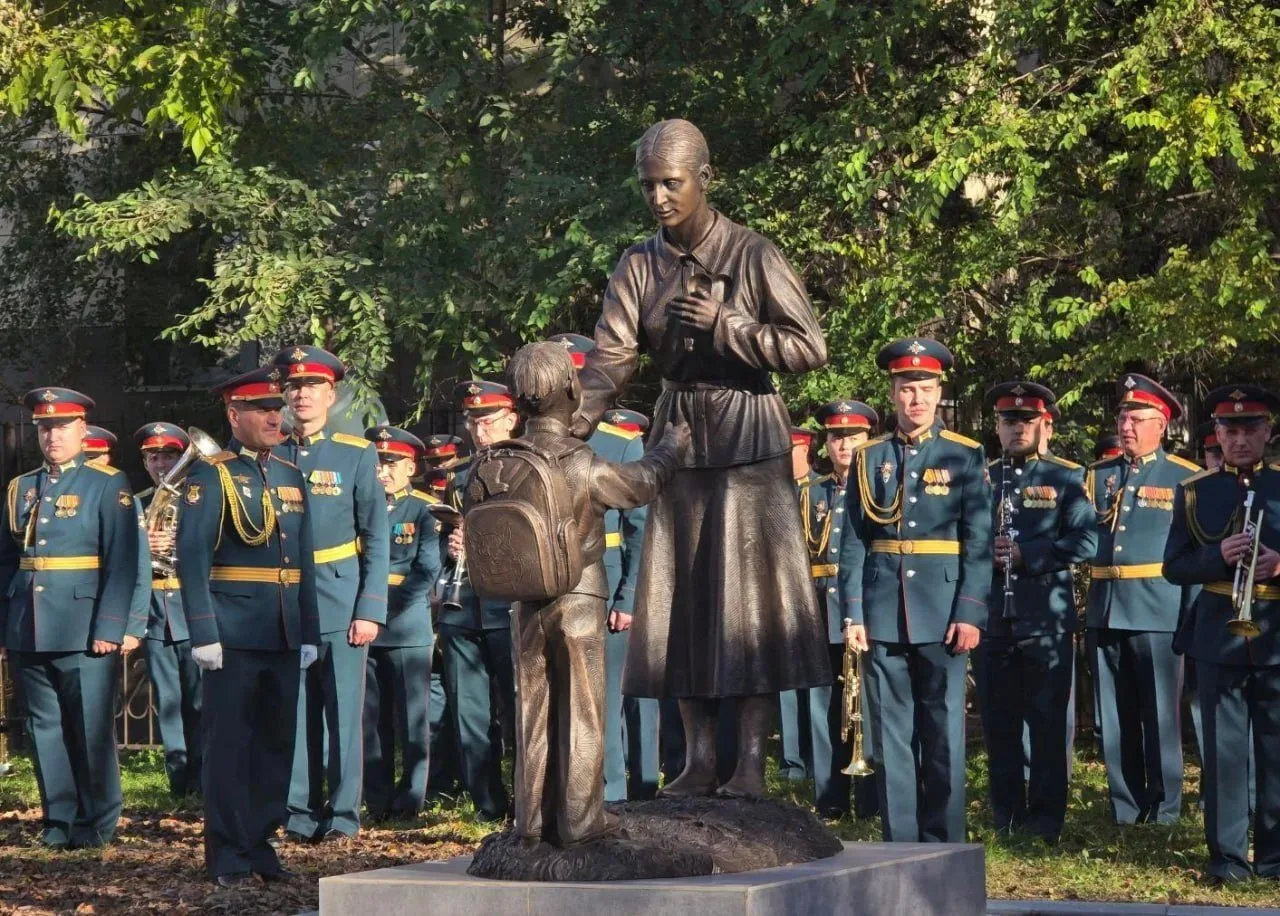 Памятник учителю открыли в Биробиджане