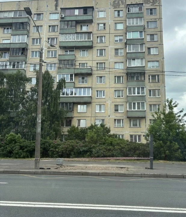 На Шлиссельбургском проспекте внезапно демонтировали остановочный павильон — ещё вчера он стоял на м