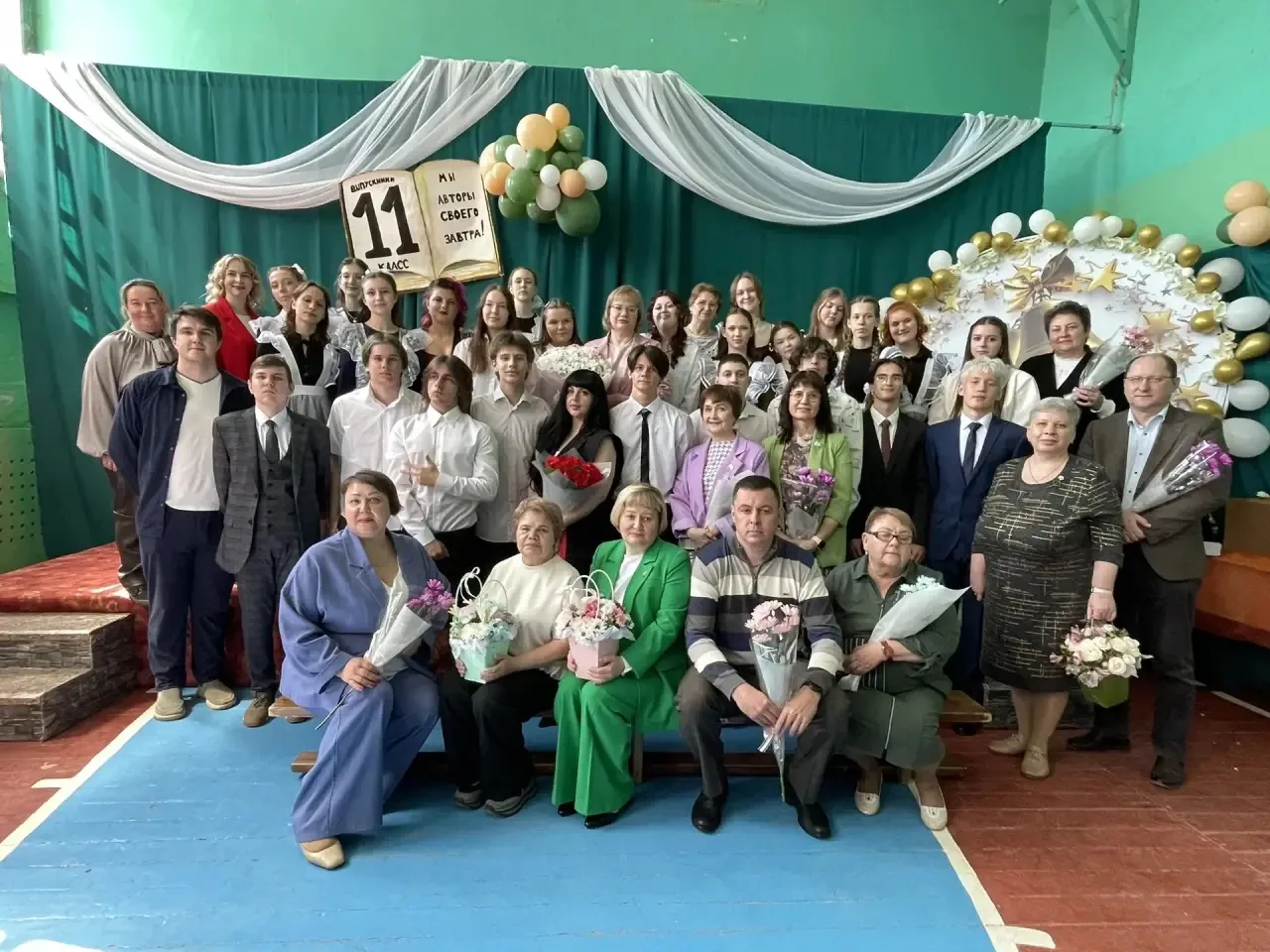 Вот и прозвенел последний звонок для наших выпускников 11-ого класса)