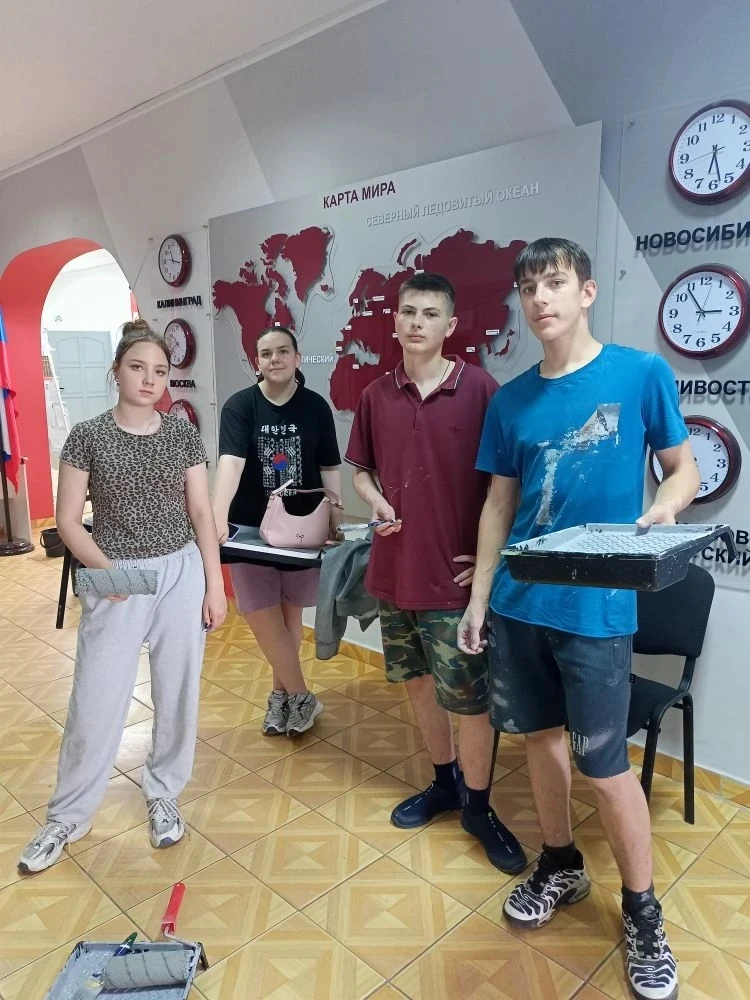 Трудовая бригада "Мастерок" тоже активно трудится.  Сегодня ребята красили стены коридо...