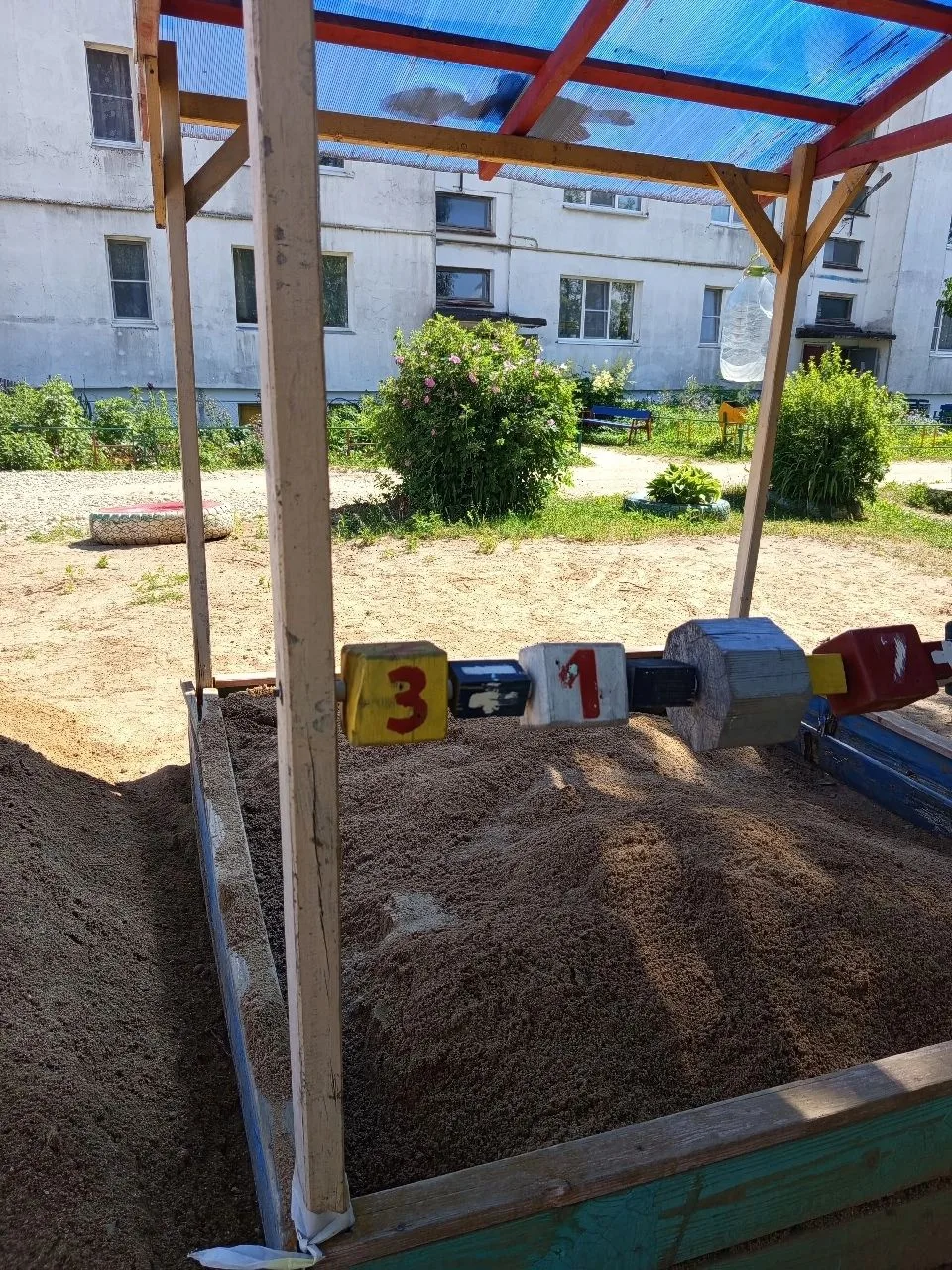 Завоз песка в песочницу по адресу: д. Поличня, ул.Новая, д. 16а