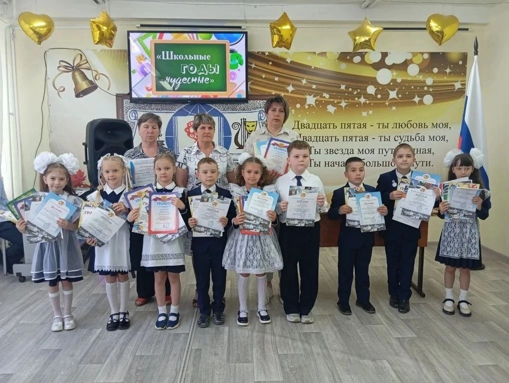 🎈📚 Прощай, первый класс!  Сегодня в 1 корпусе прошла торжественная линейка, посвящённая окончанию уч