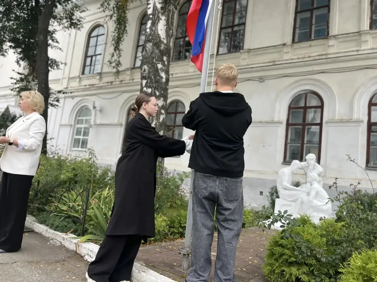 🇷🇺Учебная неделя в колледже традиционно началась с торжественной линейки, посвященной...