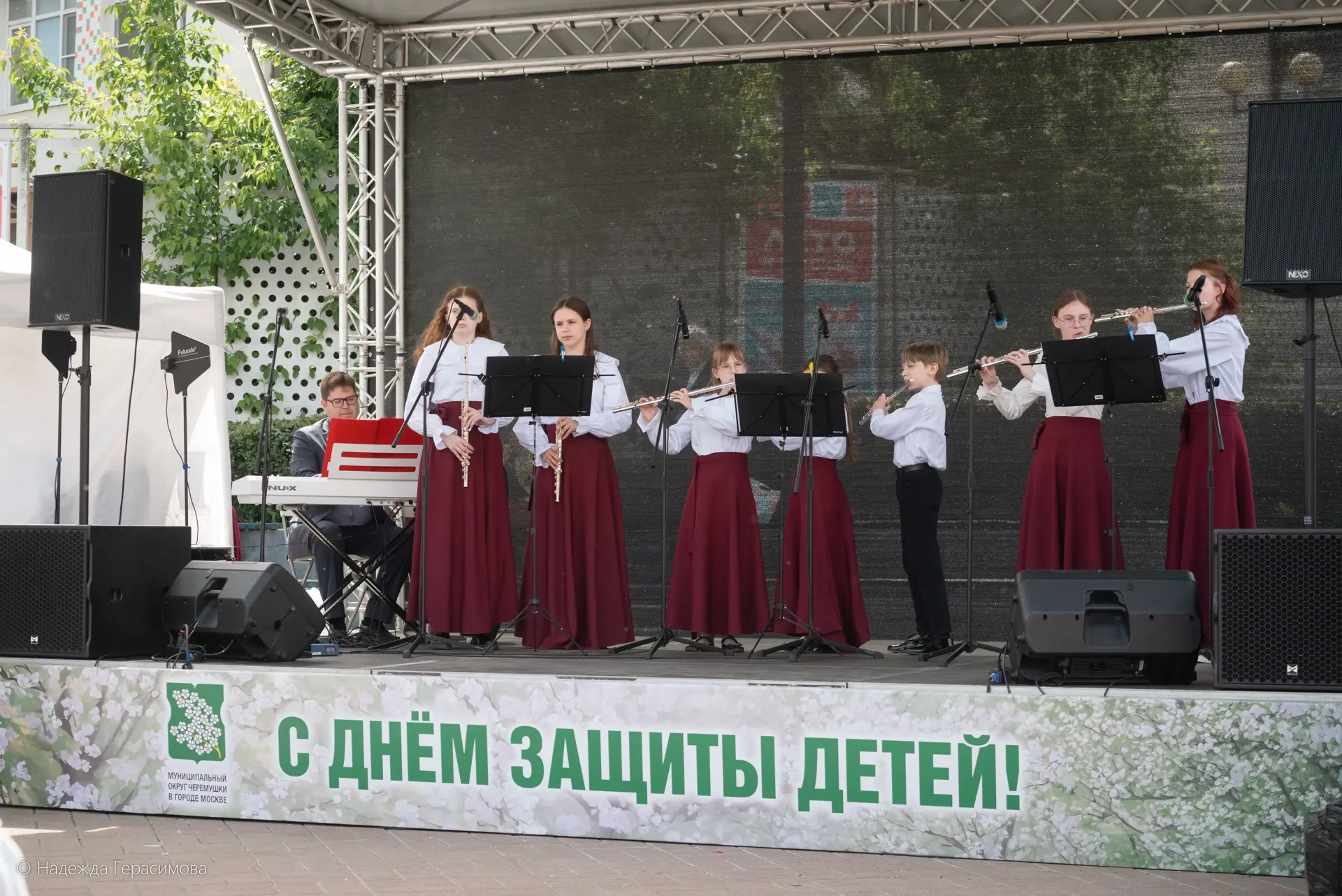 1 июня, в День защиты детей, ансамбль флейтистов «Вдохновение» принял участие в концерт...