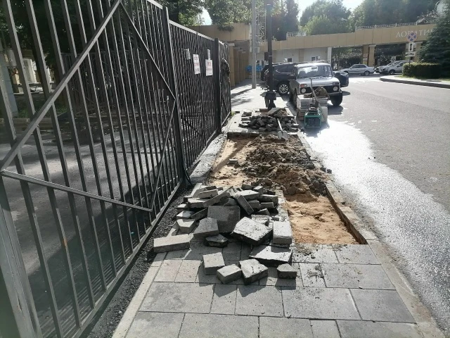 Вдоль гимназии им.Пржевальского началась частичная замена новой плитки на более новую