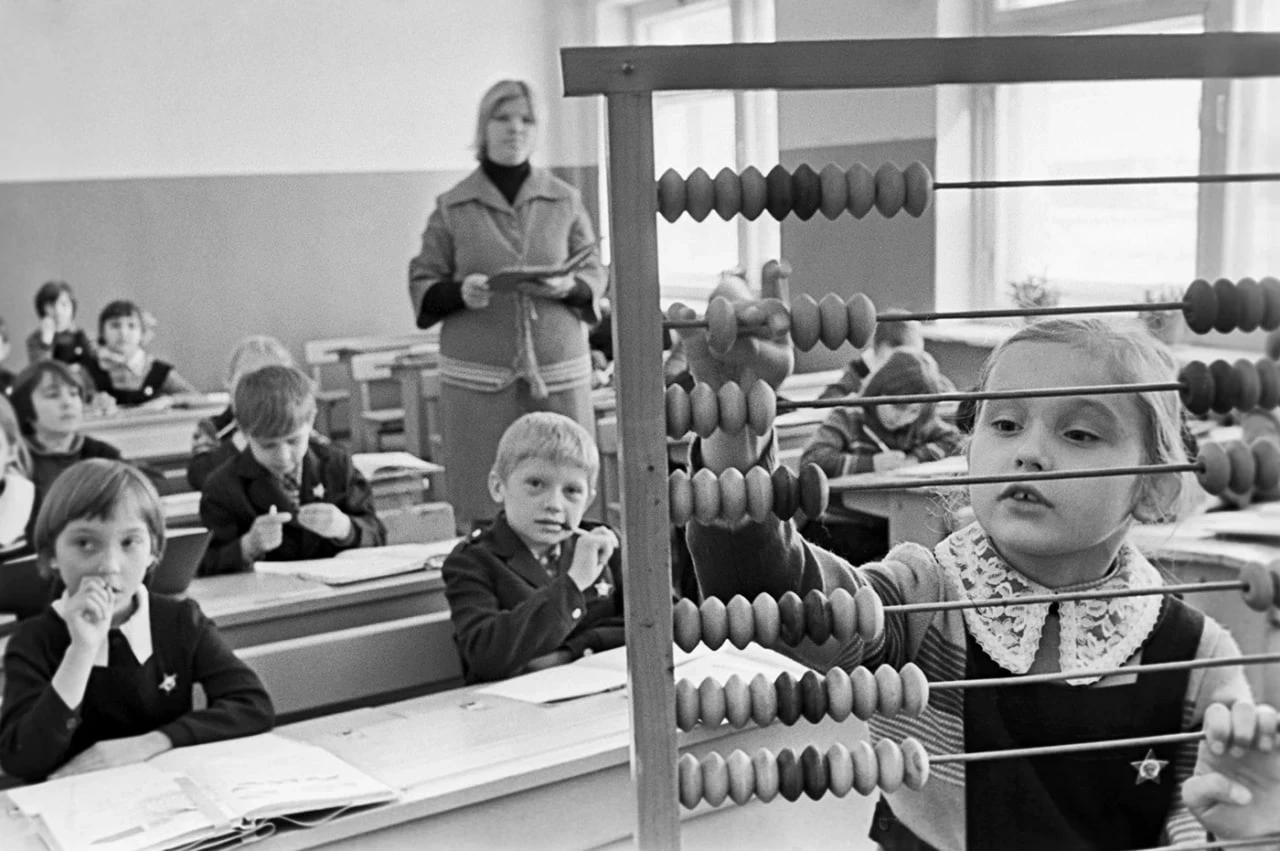 Занятия в первом классе сельской школы. Липецкая область, СССР, 12 марта 1979 год.