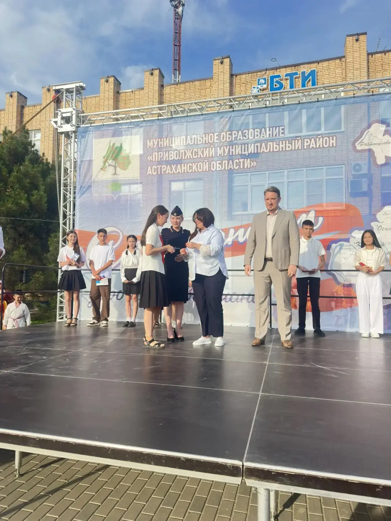 12.06.2026

С Днём России! 🇷🇺

Сегодня, в праздник Дня России, для наших учеников 8 класса отряда 