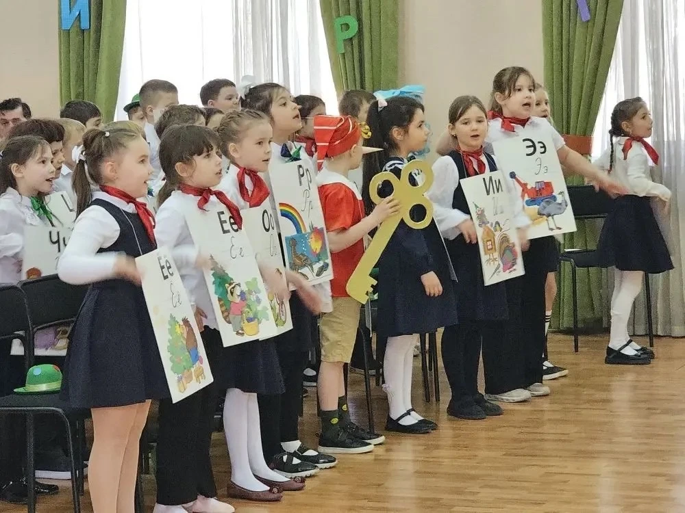 🎓Азбука, прощай!    Для первоклассников сегодня особенный день! Совсем недавно, немного взволнованны