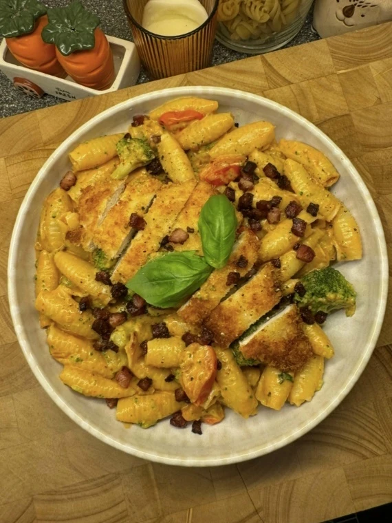 Паста с хрустящей курицей, брокколи и беконом