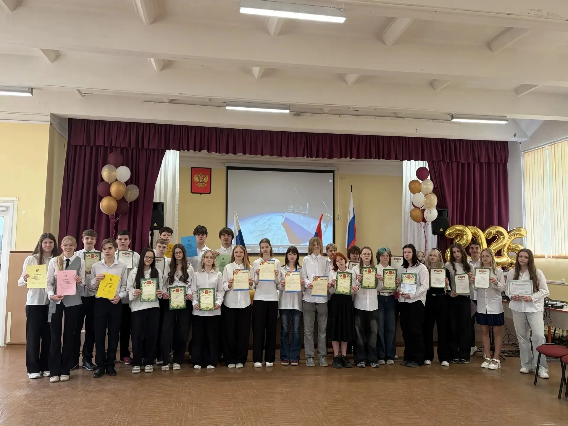 🎉25 мая в нашей школе прошли торжественные линейки, посвящённые окончанию учебного года для ученико