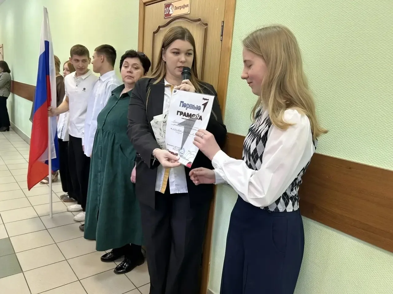 Традиционно рабочая неделя начинается с торжественной линейки, выноса флага и исполнени...