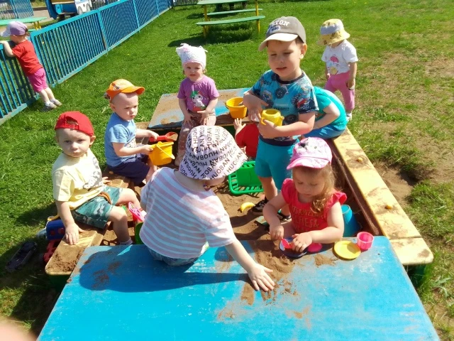 ☀Стоит жаркая летняя погода. 👶 Малыши очень любят играть на свежем воздухе. Это время,...