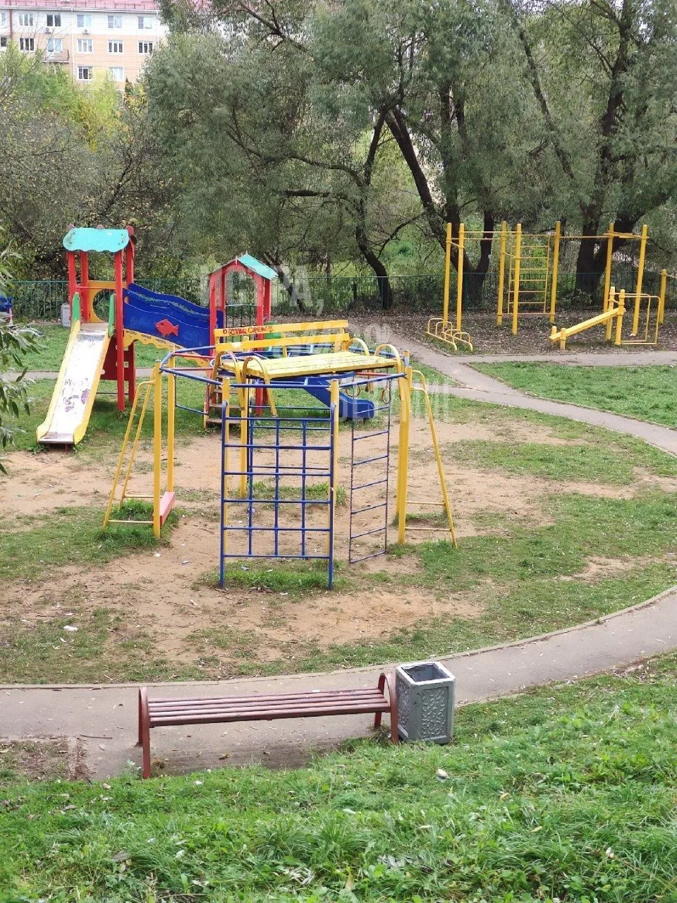 Возле Восточного микрорайона установили новые скамейки.
