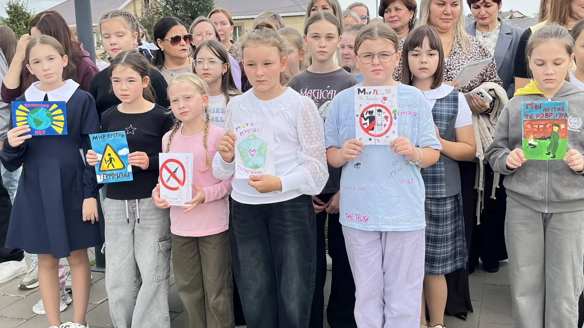 Сегодня на площади Победы зажглись свечи и склонились головы всех, для кого 3 сентября ...
