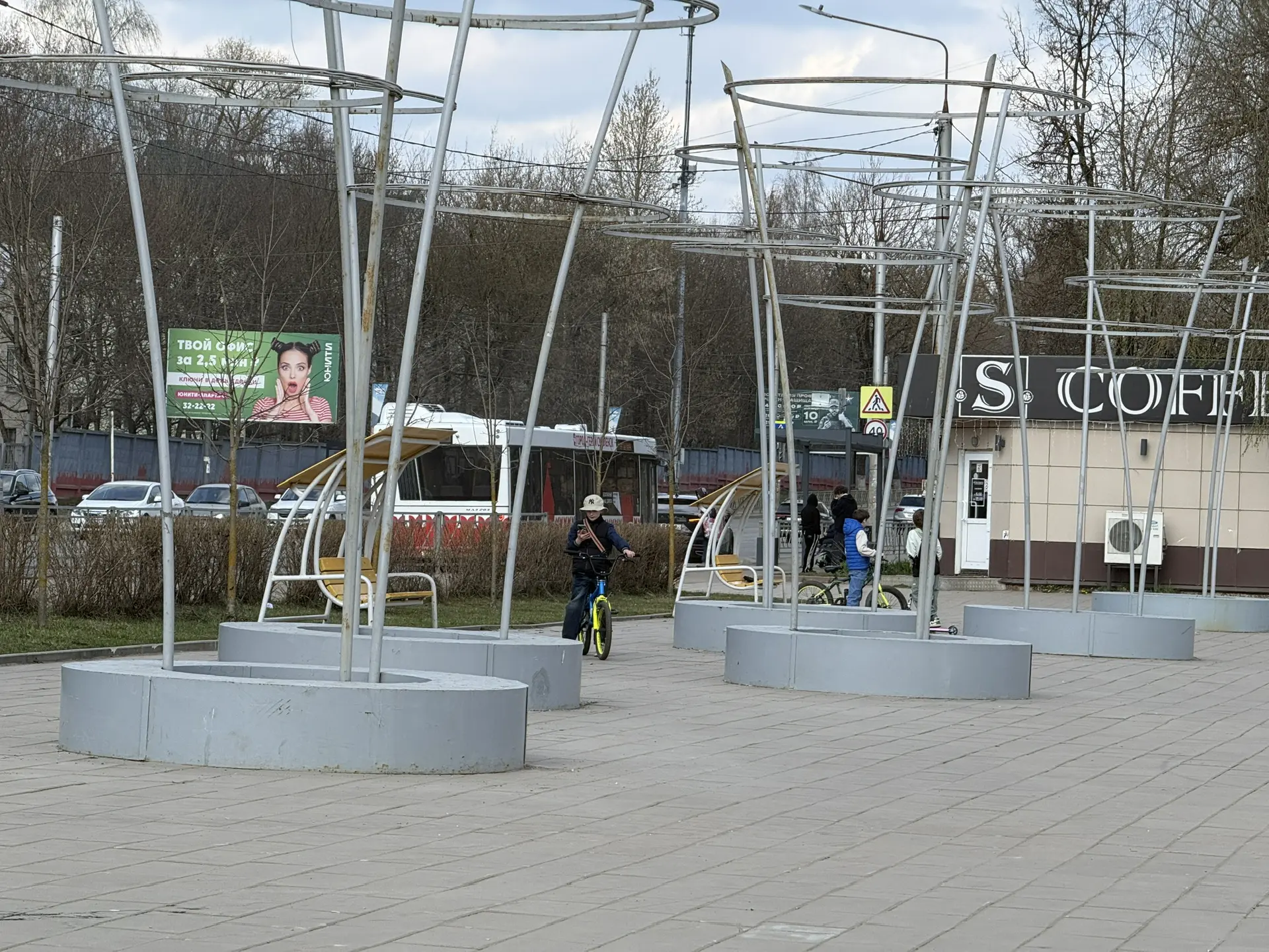 В «Лопатинском саду», в рамках объезда, также дал несколько поручений по приведению зеленых зон в по