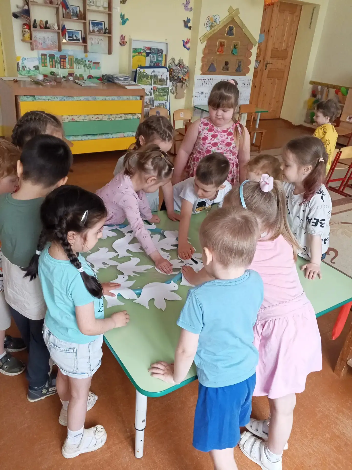 День Победы - праздник, которого ждут и взрослые, и дети. Но если старшие дошкольники уже могут поня