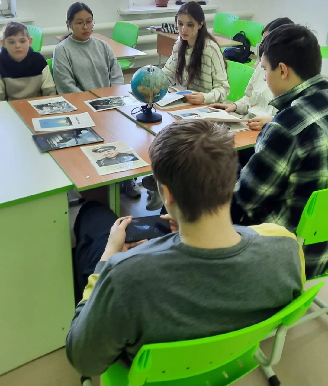 Познавательный час «Человек и космос»
Ко Дню космонавтики  для учащихся Артыкской школы прошёл позна