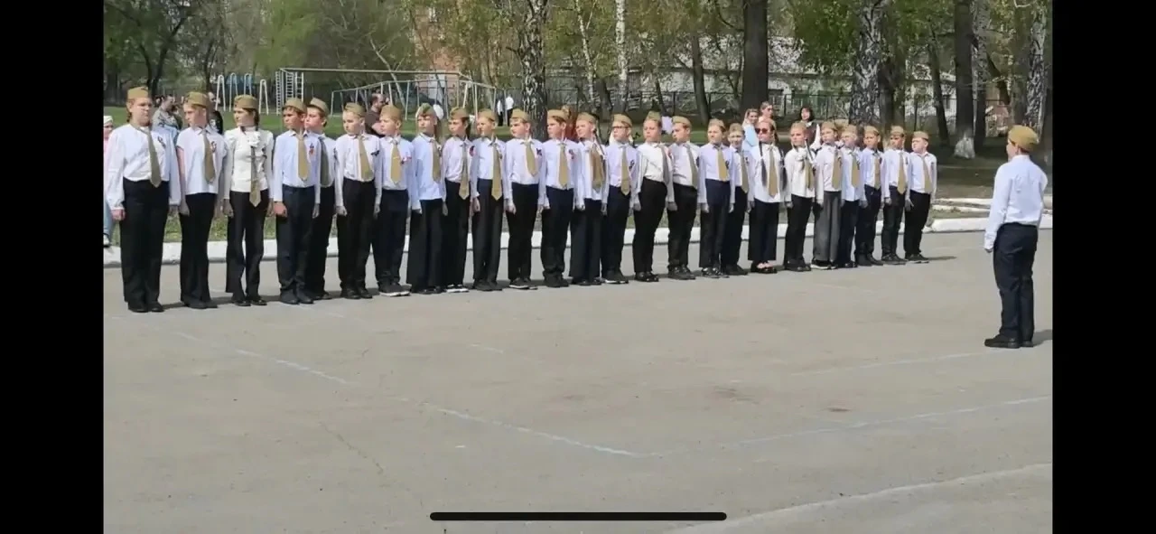 Делимся с вами кадрами и видео шествия «Бессмертный полк» и конкурса смотра строя и песни «Аты-баты-