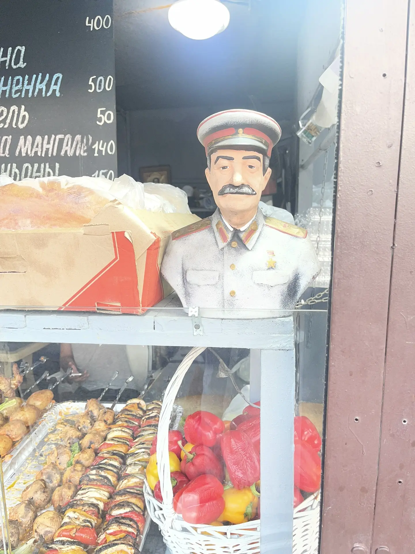 Где-то тут ходим по рынку и Сталин шашлык продает с картошкой 😁