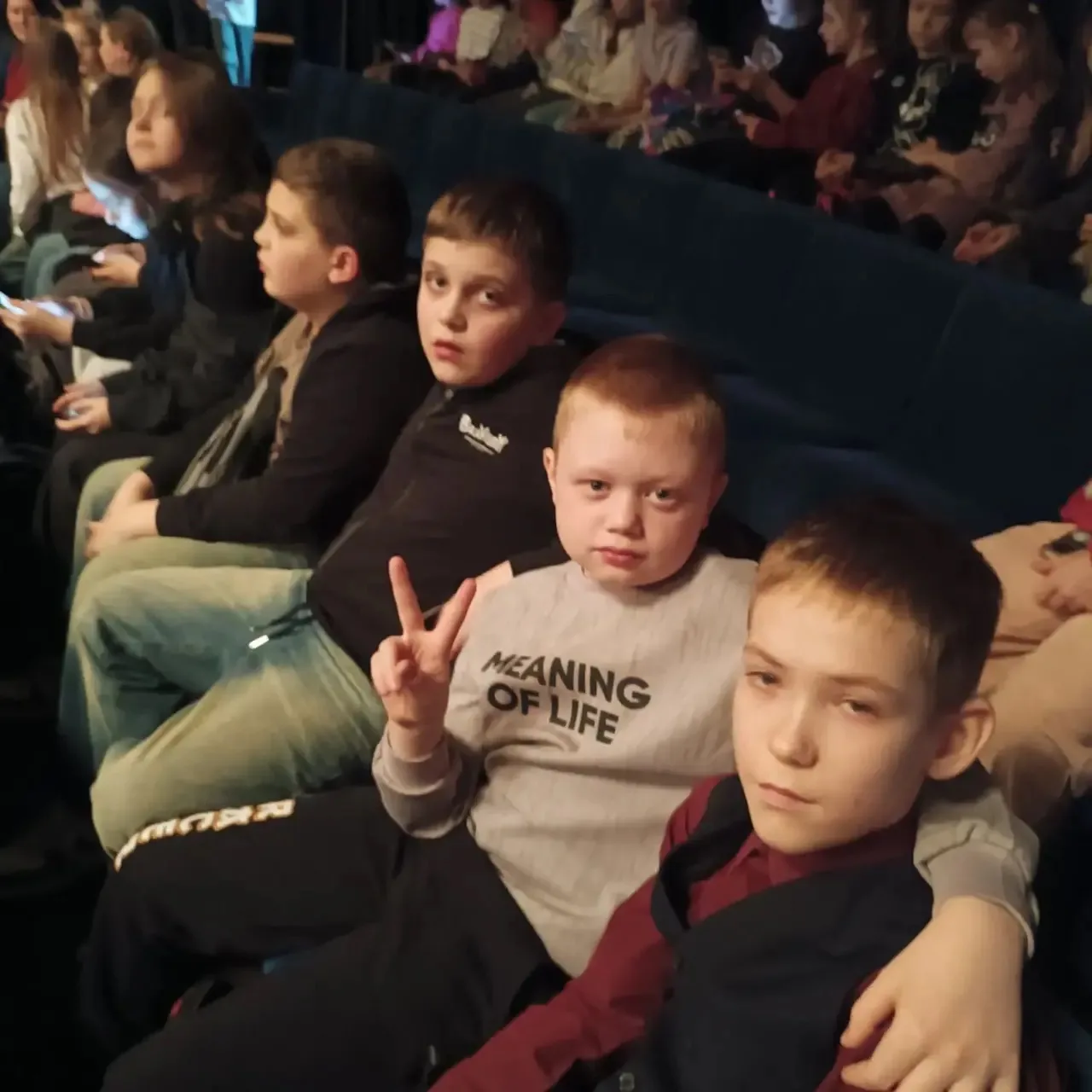 🎭 В ГОСТИ В ТЕАТР ЮНОГО ЗРИТЕЛЯ! 🎭  📍3 апреля ученики 3-х и 5 "А" класса   отправились в Театр юного