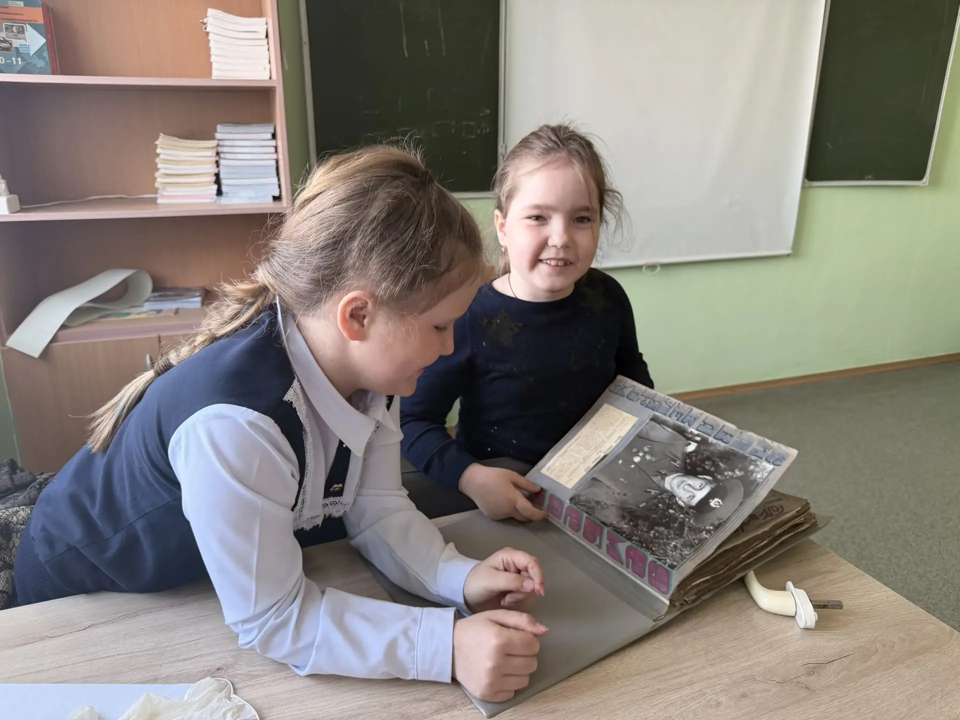 🛡️ В Бердюжской школе продолжается выставка вооружения и экипировки, организованная местным отделени