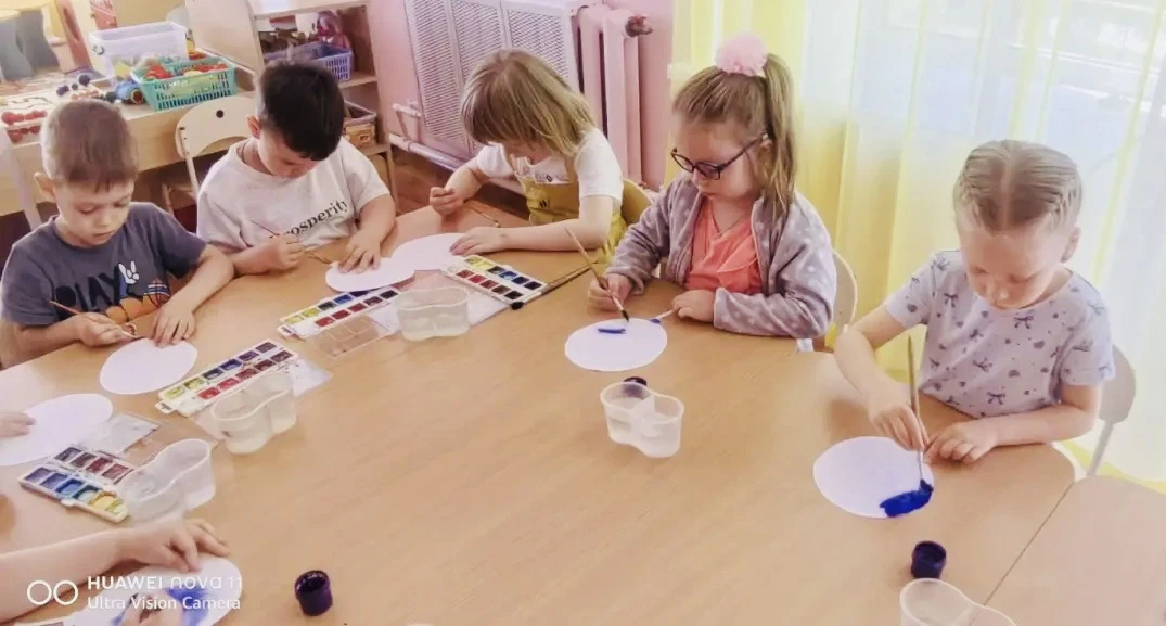 🇷🇺 День России в группе «Аленький цветочек»: творим вместе! 🎨

Наши воспитанники погрузились в ми