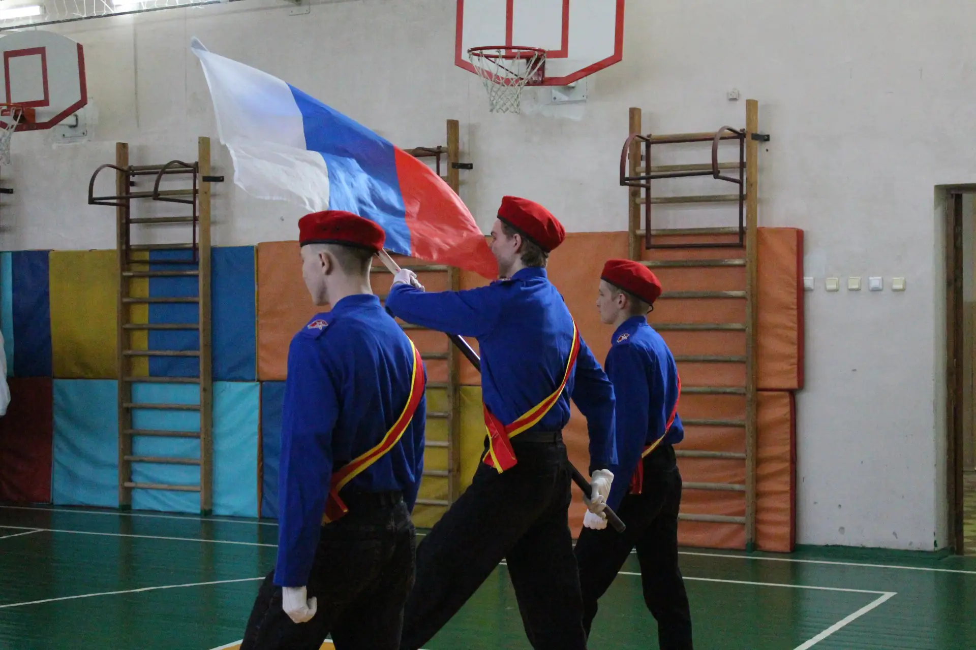 🇷🇺16 февраля, в школе прошла торжественная линейка. В начале знаменная группа одиннадцатиклассников 