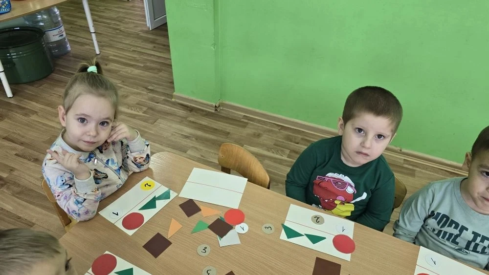 В младшей группе N 13 ребята с воспитателем Павлиди Юлией Юрьевной формируют элементарн...