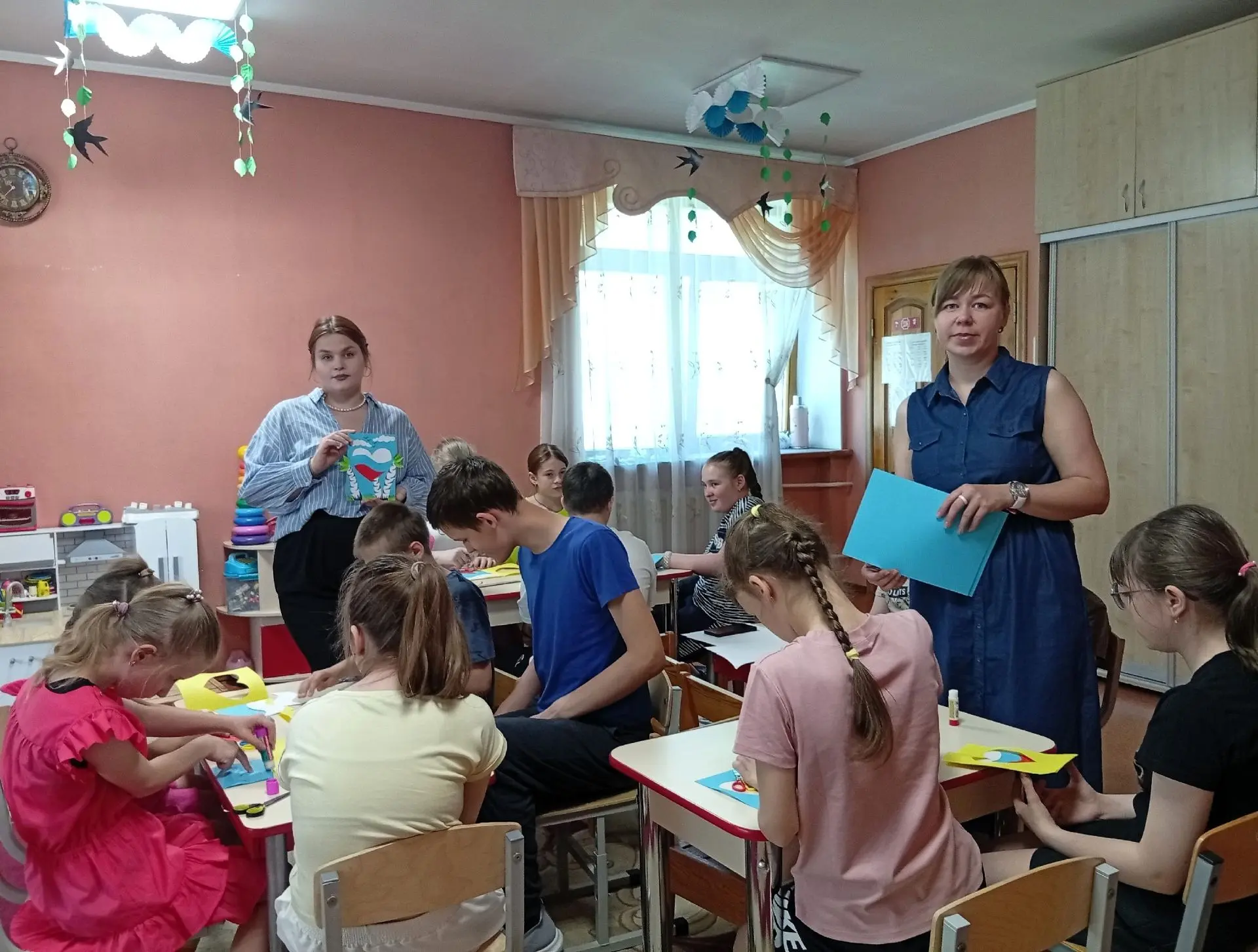 Сегодня в центре было ярко и творчески. 

🇷🇺 Мы отметили День России весёлым мастер-классом.

Ребя