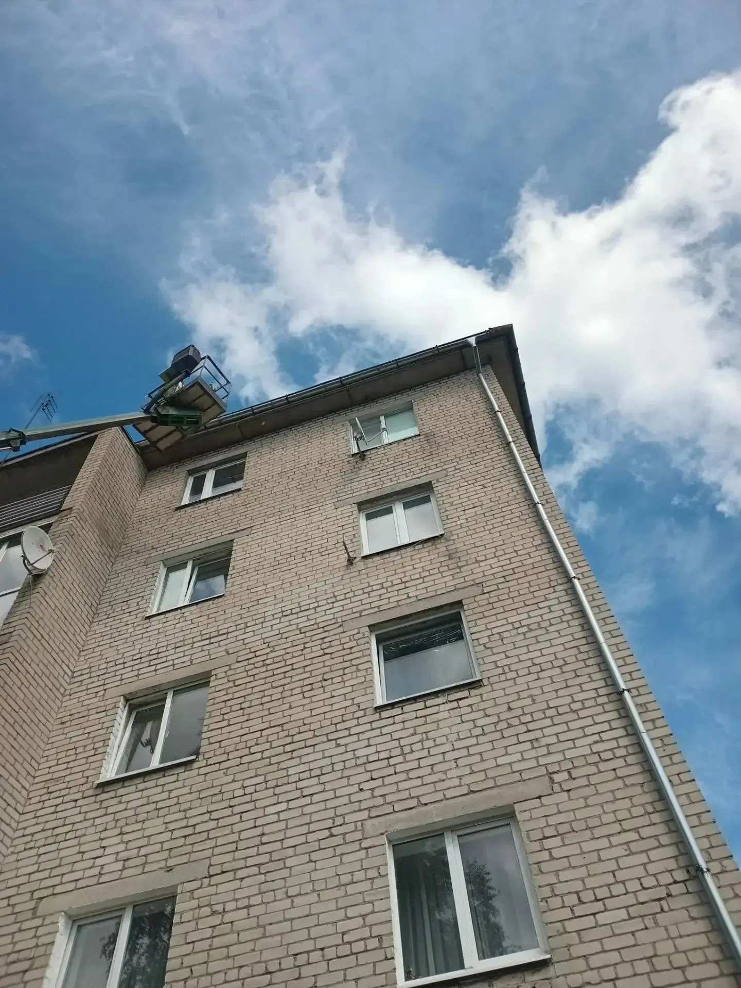 08.08.2026 г. МУП "ЖКС - г.Багратионовска" проводила работы по прочистки желобов на МКД...