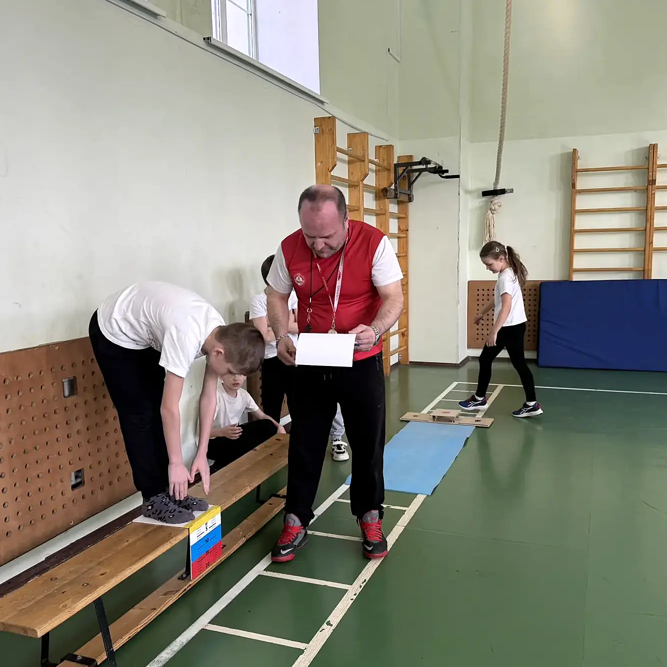 🏃‍♂️ ГТО в нашей школе: 98 учеников успешно прошли испытания!  В среду, 8 апреля, на площадке Харчен