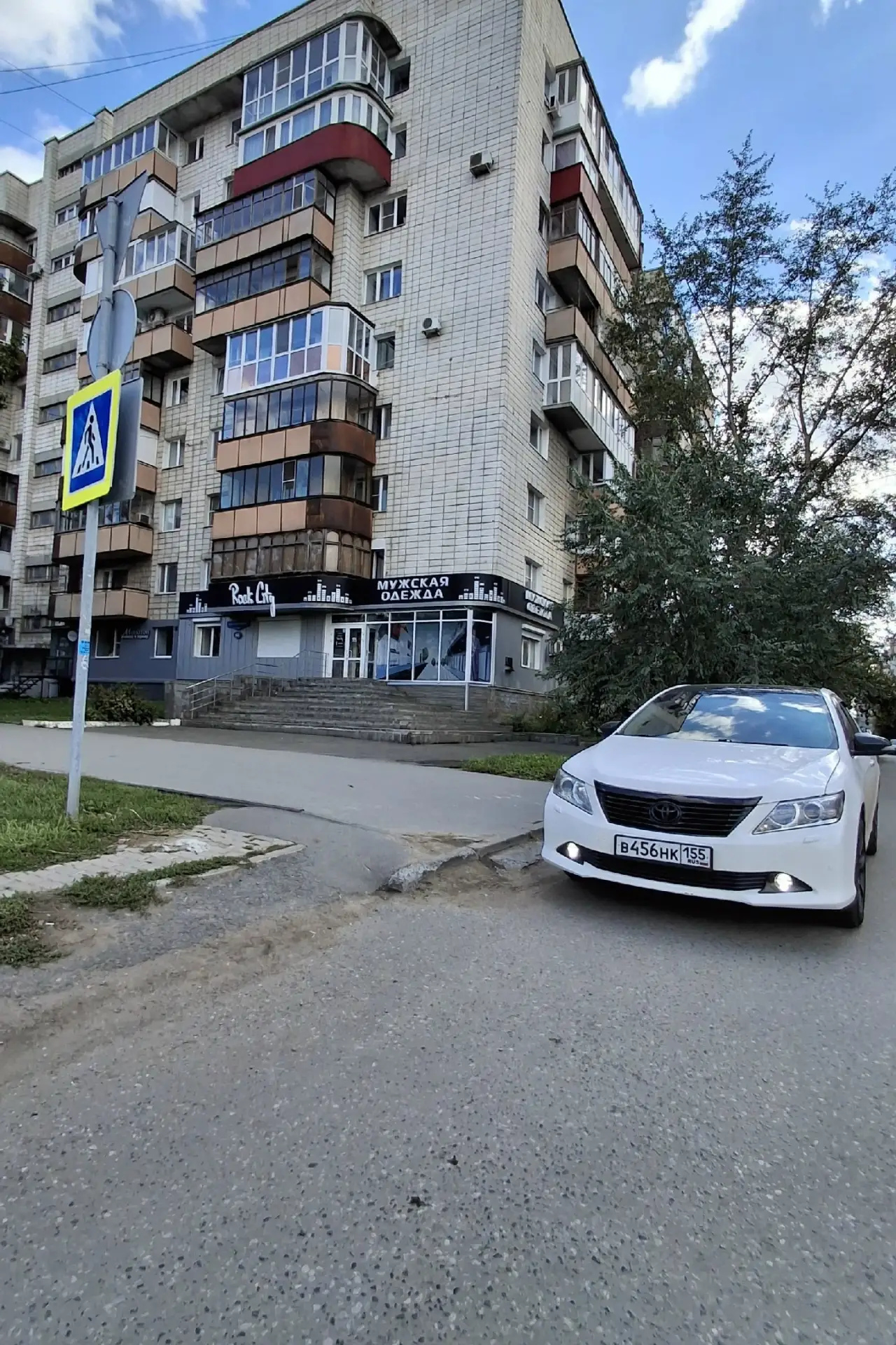 Очередной автовладелец с парковкой на пешеходном переходе, который считает, что ему все...