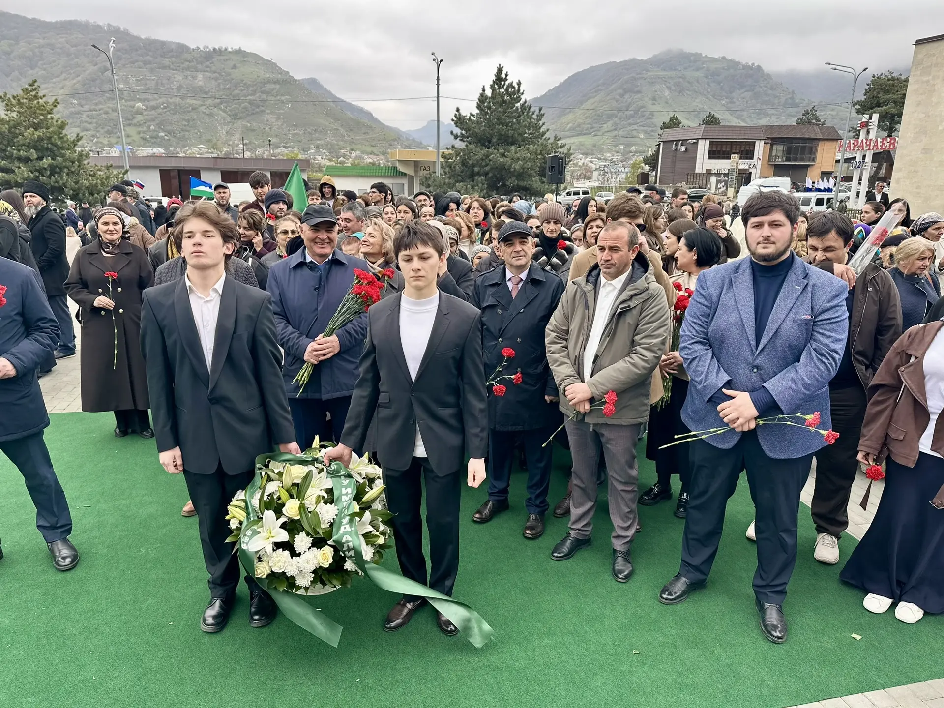 Коллектив КЧГУ во главе с и.о.ректора Умаром Узденовым принял участие в митинге, посвященном Дню воз