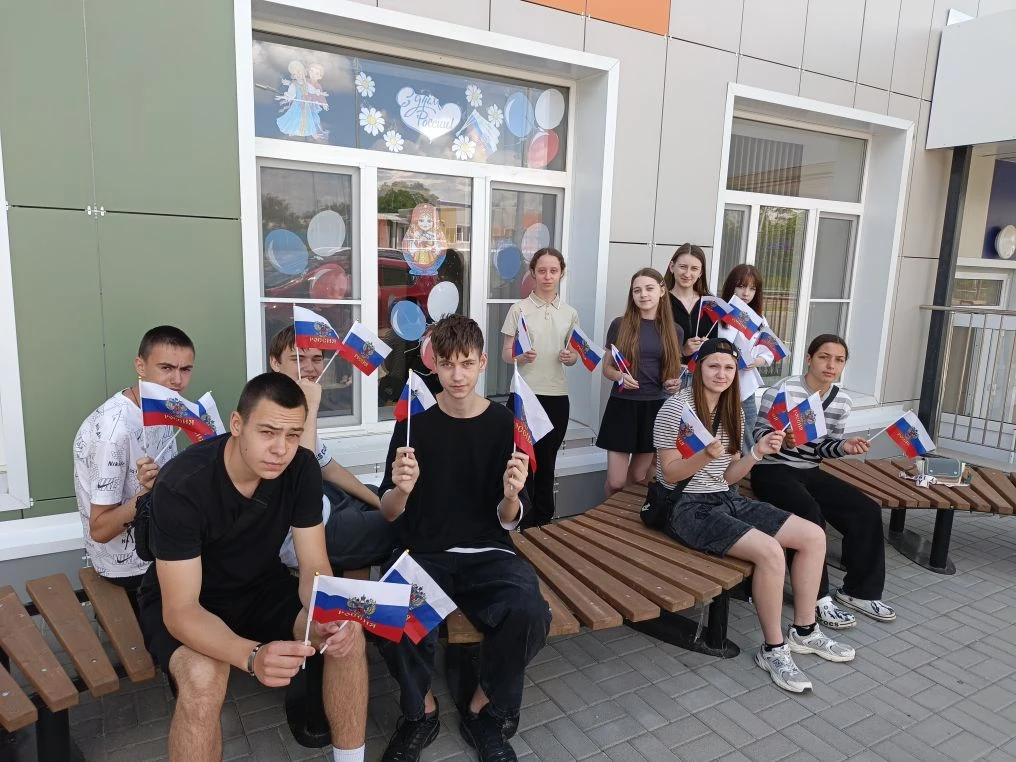 Россия в каждом окне! 🇷🇺

Наши девятиклассники  принимают участие во всероссийской акции «Окна Рос