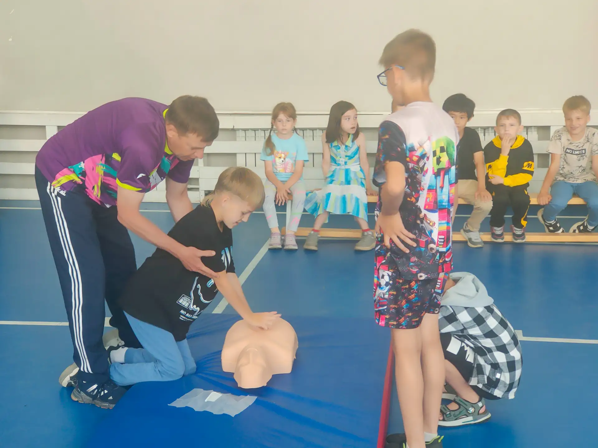 🚑 В пришкольном лагере прошёл урок первой помощи в рамках акции «Мои безопасные каникулы»
