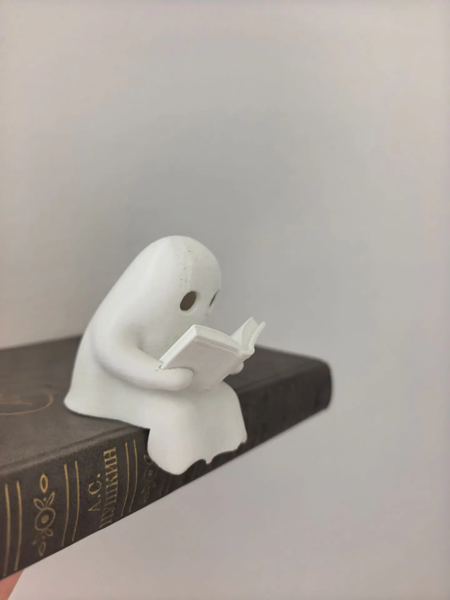 Милый призрак на полку с книгами😍