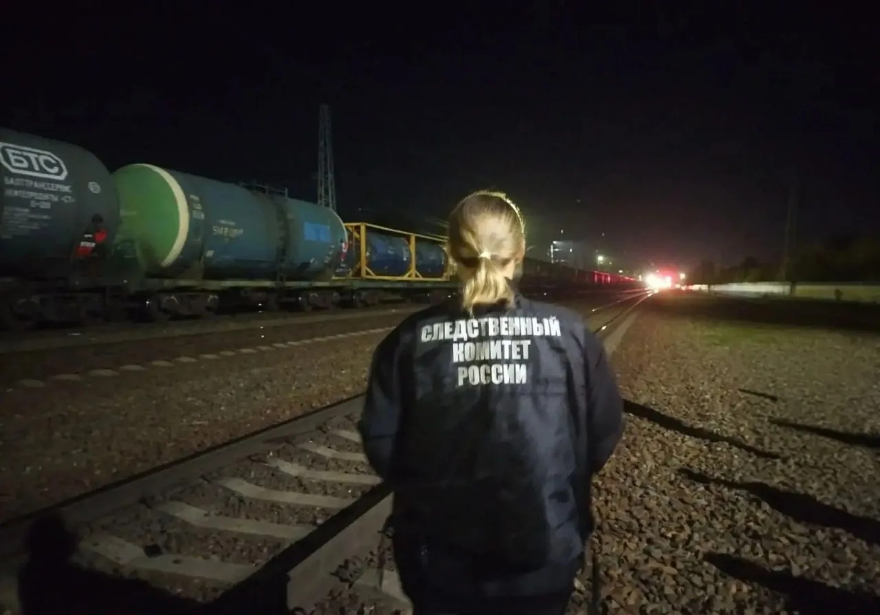 14-летнего мальчика насмерть сбил поезд в Новосибирской области, сообщили в СУТ СК.