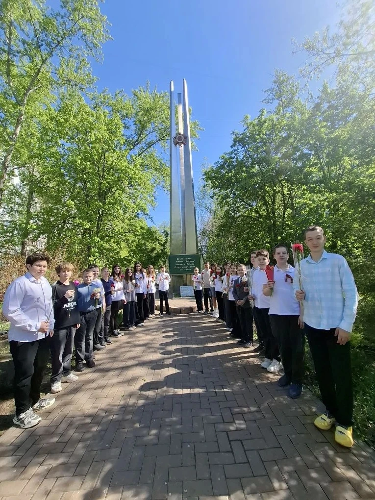 🇷🇺📸 Под руководством классного руководителя Орловой Ирины Викторовны, учащиеся 6 «А» класса возложил