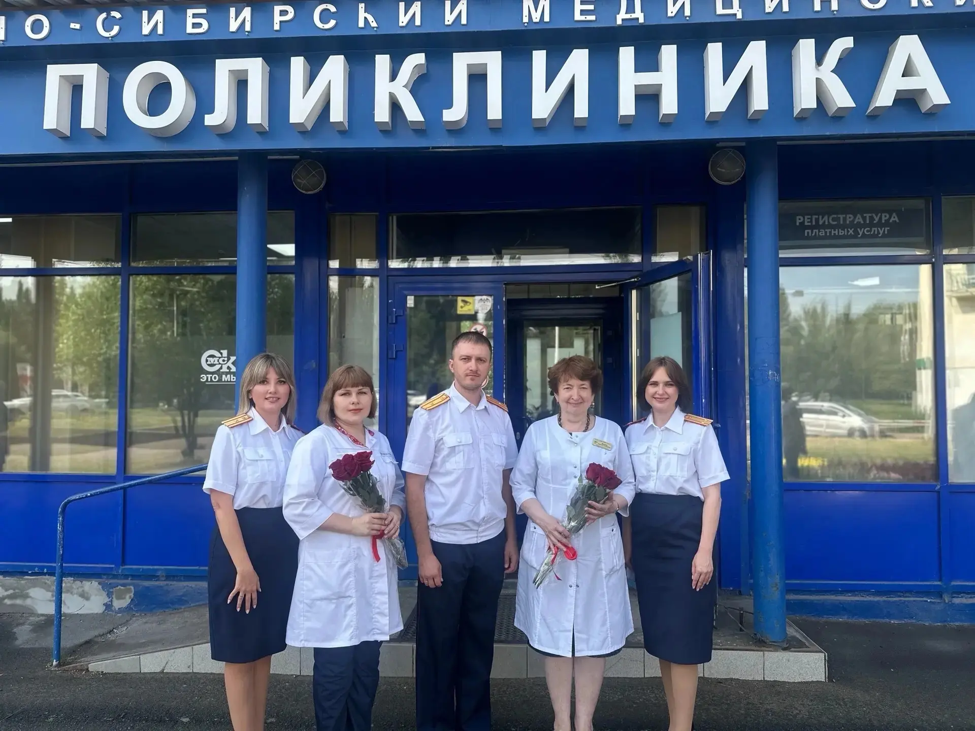 Сотрудники следственного управления поздравили врачей и медсестер с Днём медицинского работника 
 
С
