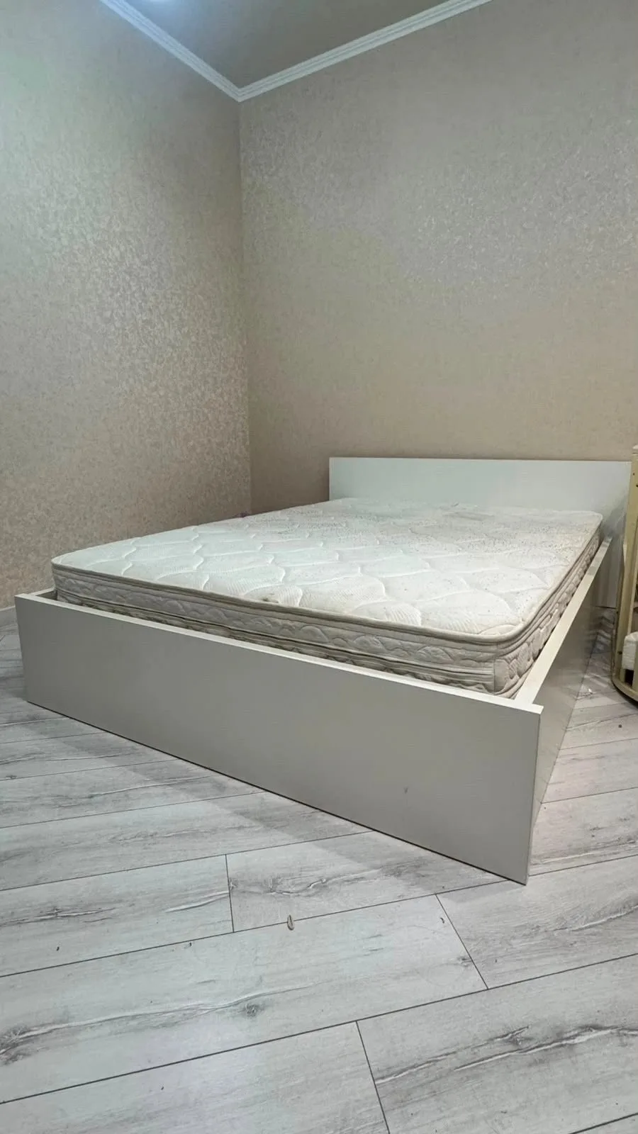 Срочно продам кровать 150*200 в хорошем состоянии, с матрасом. Цена: 10000₽