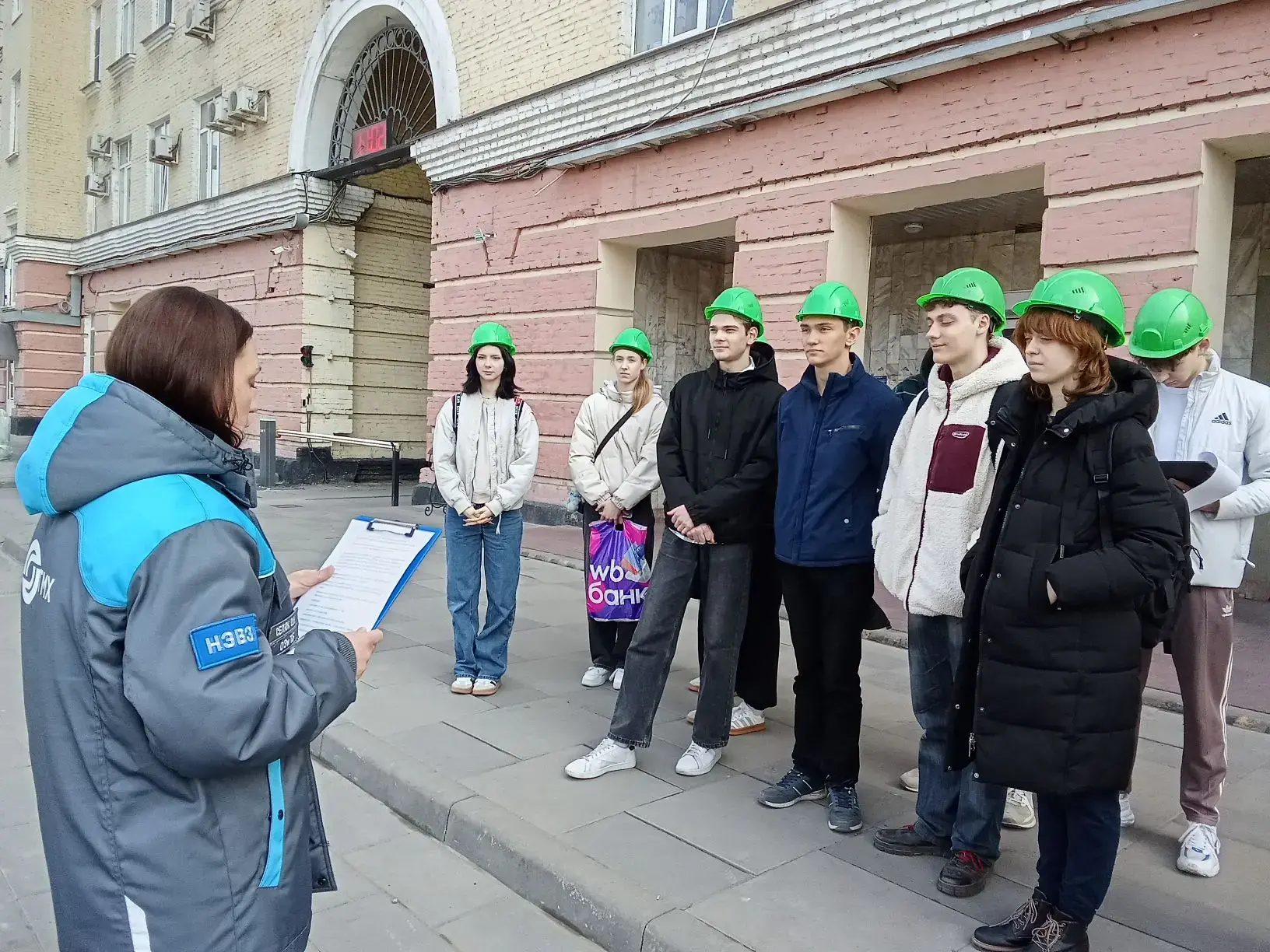 Будущее начинается сегодня: 11-А класс на заводе НЭВЗ 🚂  Сегодня, 18 марта 2026 года, учащиеся 11-А 